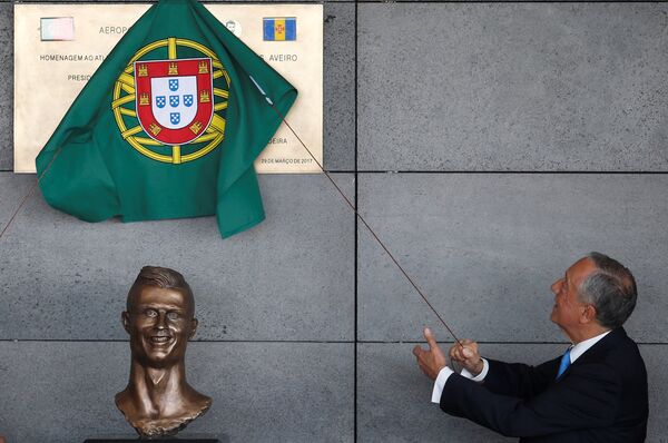 Portekiz Cumhurbaşkanı tarafından açılışı gerçekleştirilen havalimanındaki Ronaldo'ya benzemeyen Ronaldo heykeli Portekiz Cumhurbaşkanı tarafından açılışı gerçekleştirilen havalimanındaki Ronaldo'ya benzemeyen Ronaldo heykeli - Sputnik Türkiye