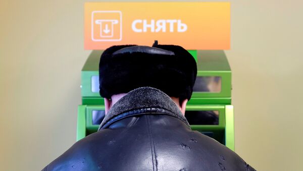Stavropol'da Sberbank'a ait ATM'den para çeken bir kişi - Sputnik Türkiye