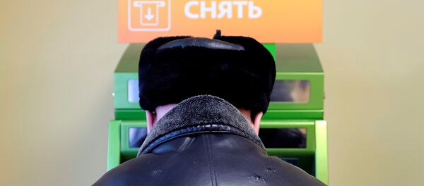 Stavropol'da Sberbank'a ait ATM'den para çeken bir kişi - Sputnik Türkiye