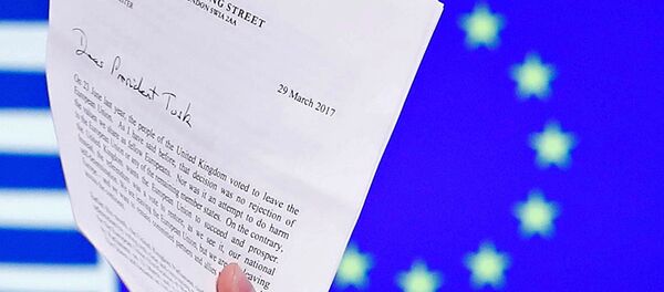 AB Konseyi Başkanı Donald Tusk, İngiltere Başbakanı Theresa May'in AB'den çıkış mektubunu elinde tutuyor. AB Konseyi Başkanı Donald Tusk, İngiltere Başbakanı Theresa May'in AB'den çıkış mektubunu elinde tutuyor. - Sputnik Türkiye