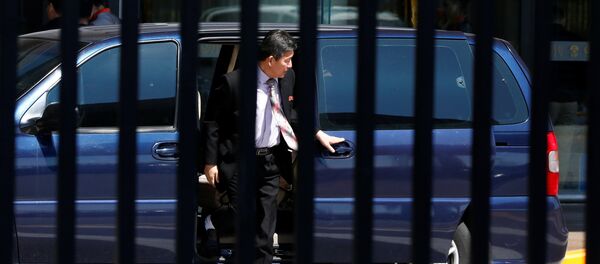 3 Kuzey Koreli ülkelerine dönmeden önce Pekin'deki havalimanının VIP girişine elçilik aracıyla geldi 3 Kuzey Koreli ülkelerine dönmeden önce Pekin'deki havalimanının VIP girişine elçilik aracıyla geldi - Sputnik Türkiye