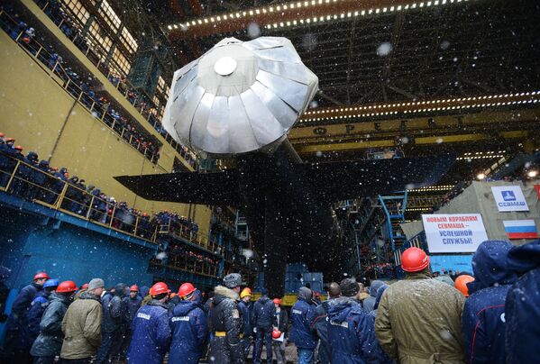 Önceki denizaltı nesillerine göre daha yüksek muharebe ve daha düşük gürültülü motor sistemine sahip Kazan, testlerin tamamlanmasının ardından 2018'de Rus donanmasının hizmetine girecek. - Sputnik Türkiye
