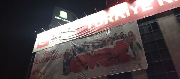 Saadet Partisi İl Başkanlığı binasına asılan Evet pankartı - Sputnik Türkiye