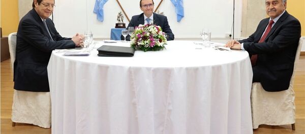 Kuzey Kıbrıs Cumhurbaşkanı Mustafa Akıncı ile Kıbrıs Cumhurbaşkanı Nikos Anastasiadis - Sputnik Türkiye