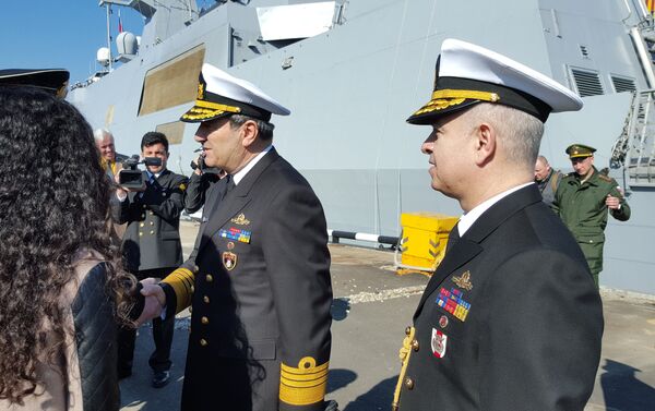 Türk savaş gemileri Rusya’nın Novorossiysk limanında Rus dostluk geleneği tuz-ekmekle karşılandı. - Sputnik Türkiye
