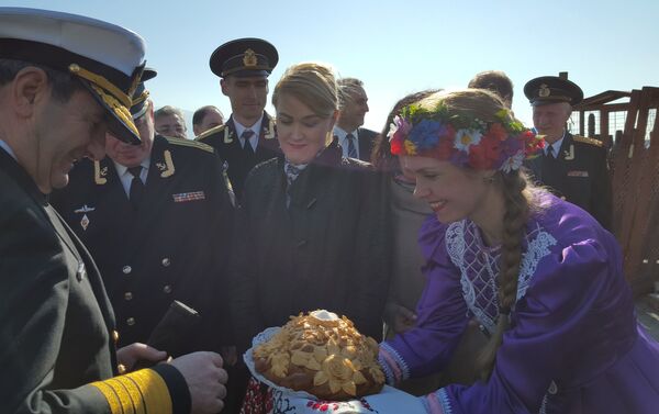 Türk savaş gemileri Rusya’nın Novorossiysk limanında Rus dostluk geleneği tuz-ekmekle karşılandı. - Sputnik Türkiye