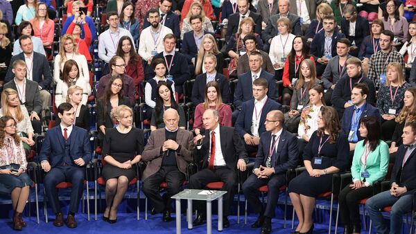 Vladimir Putin / St. Petersburg'da düzenlenen medya forumunda - Sputnik Türkiye