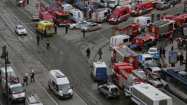 St. Petersburg'da çifte patlamanın ardından metro istasyonuna çok sayıda ambulans ve itfaiye aracı sevk edildi. - Sputnik Türkiye