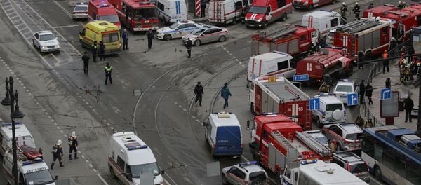 St. Petersburg'da çifte patlamanın ardından metro istasyonuna çok sayıda ambulans ve itfaiye aracı sevk edildi. - Sputnik Türkiye
