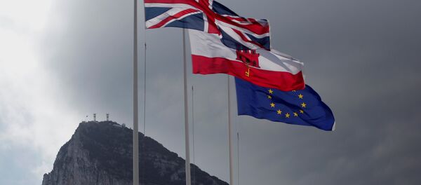 Cebelitarık'ta dalgalanan Birleşik Krallık, Cebelitarık ve AB bayrakları - Sputnik Türkiye