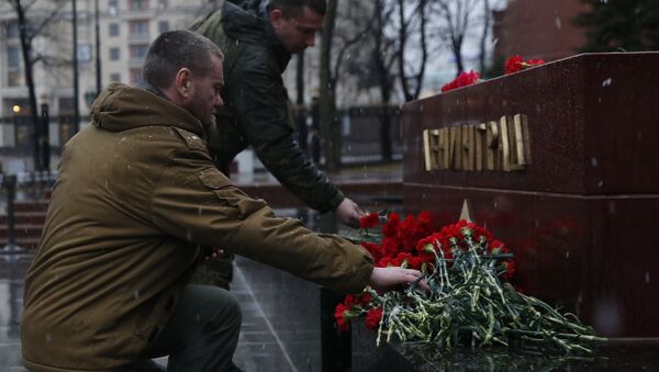 Moskovalılar, St. Petersburg patlamasında ölenleri anıyor. - Sputnik Türkiye