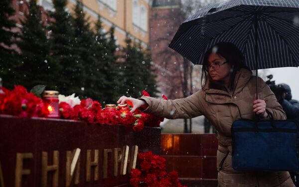 Moskovalılar, St. Petersburg patlamasında ölenleri anıyor. - Sputnik Türkiye