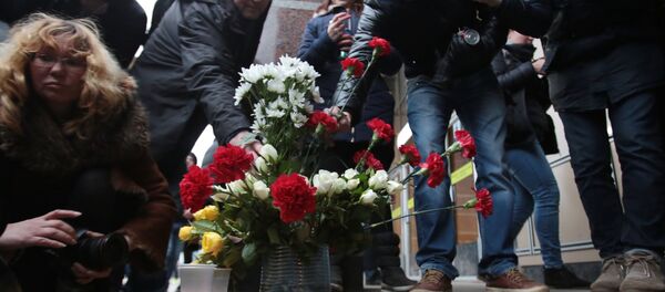 Moskovalılar, St. Petersburg patlamasında ölenleri anıyor. - Sputnik Türkiye