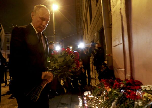 Putin, St. Petersburg'taki saldırının gerçekleştiği yere çiçek bıraktı. - Sputnik Türkiye