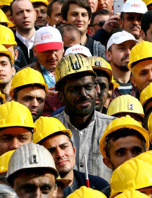 Zonguldak'ta Erdoğan'ı dinleyenler arasında maden işçileri de vardı. Zonguldak'ta Erdoğan'ı dinleyenler arasında maden işçileri de vardı. - Sputnik Türkiye