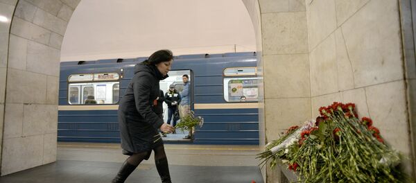 St. Petersburg'daki metro saldırısında ölenler çiçeklerle anılıyor - Sputnik Türkiye