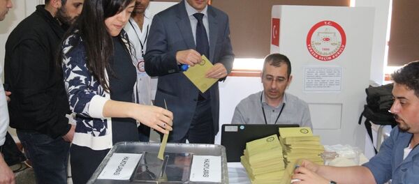 Kuzey Kıbrıs'taki Türkiye vatandaşları, referandum için oy kullanmaya başladı - Sputnik Türkiye