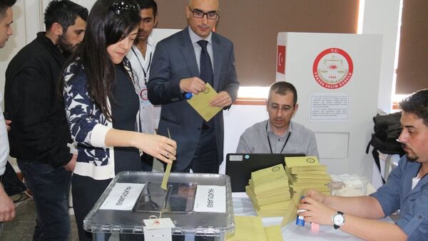 Kuzey Kıbrıs'taki Türkiye vatandaşları, referandum için oy kullanmaya başladı - Sputnik Türkiye