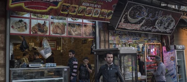 İzmir Basmane'de Suriyelilerin işlettiği birçok dükkan bulunuyor. İzmir Basmane'de Suriyelilerin işlettiği birçok dükkan bulunuyor. - Sputnik Türkiye