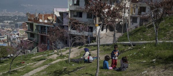 Kadifekale'de heyelan bölgesinde boşaltılan bazı evlerde Suriyeli sığınmacılar yaşıyor. - Sputnik Türkiye