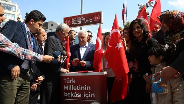 Binali Yıldırım, İzmir'de MHP'nin 'Evet' standını ziyaret etti. - Sputnik Türkiye