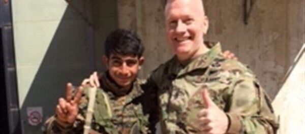 ABD Genelkurmay Başkanı Joseph Dunford'un başdanışman John Wayne Troxell Kobani'de DSG güçlerini ziyaret etti - Sputnik Türkiye