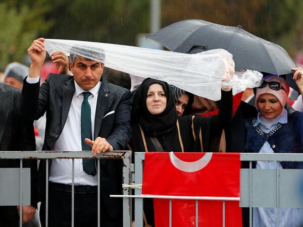 Bu arada Erdoğan, açılış töreninin yapıldığı bölgede yağmur yağmaya başlamasının ardından önce kendisini izleyenlere kalıp kalmayacaklarını sordu ardından da  Ama biz dağılmayacağız değil mi? Beraber ıslanacağız yağan yağmurda. Şimdi bana diyeceksiniz ki 'Sen tabi öyle ıslanmıyorsun, sağlamdasın.' Dağıttılar mı size yağmurluk? dedi. - Sputnik Türkiye