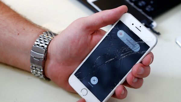 Ekranı çatlamış iPhone - Sputnik Türkiye