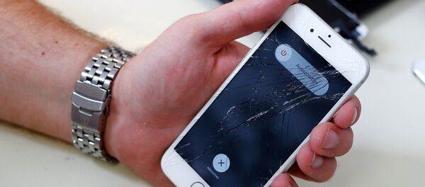 Ekranı çatlamış iPhone Ekranı çatlamış iPhone - Sputnik Türkiye