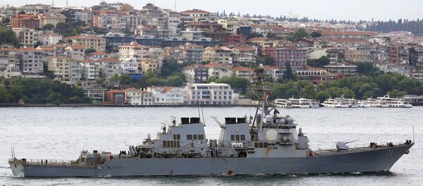 ABD'nin Suriye'yi vurmak için kullandığı US Ross gemisi, İstanbul Boğazı'nı geçerken (3 Haziran 2015) ABD'nin Suriye'yi vurmak için kullandığı US Ross gemisi, İstanbul Boğazı'nı geçerken (3 Haziran 2015) - Sputnik Türkiye