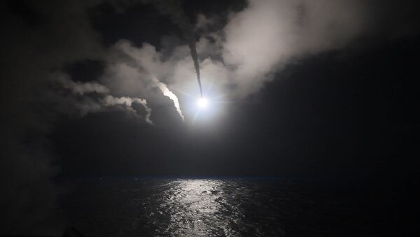Ракетный обстрел с американского эсминеца USS Porter по сирийской авиабазе в Средиземном море - Sputnik Türkiye