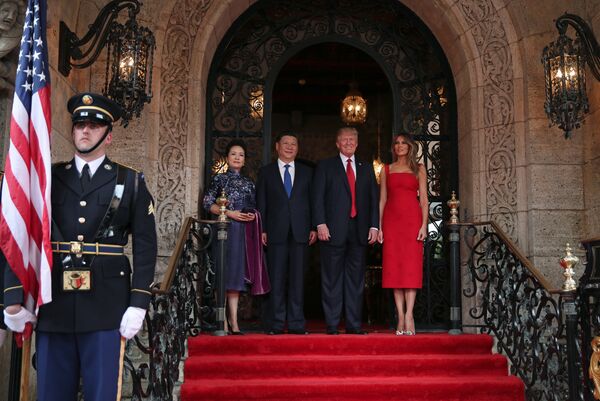 Trump ve eşi Ivanka Trump, Şi ve eşi Peng Liyuan'ı Mar-a-Lago malikanesinde kapıda karşıladı. - Sputnik Türkiye