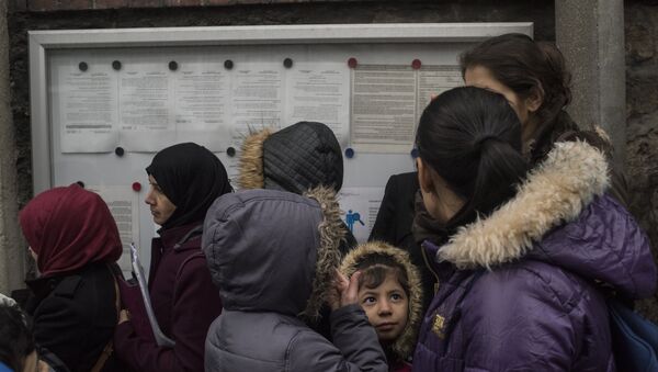 Almanya'nın İstanbul Başkonsolosluğu, Suriyelilerin vize başvurusu için ayrı bir bölüm oluşturmuş. Suriyeli sığınmacılar, burada vize başvurularını yapıyor. - Sputnik Türkiye