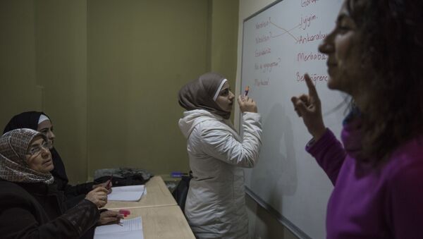 Derviş Baba Sosyal Dayanışma ve Yardımlaşma Derneği'nde Suriyeli kadınlar Türkçe öğreniyor - Sputnik Türkiye