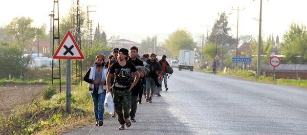 500 Suriyeli sığınmacı Torbalı'yı terk etti - Sputnik Türkiye