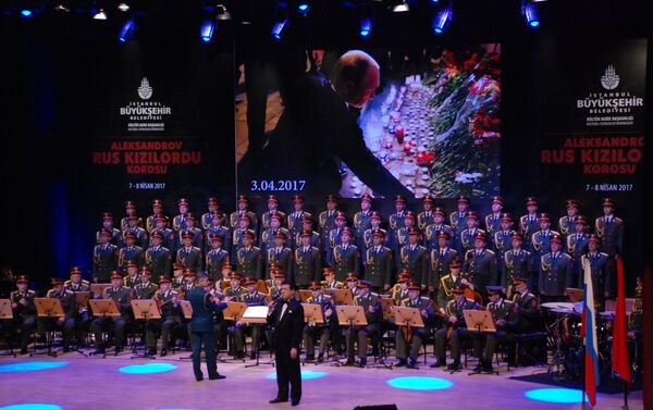 Duma Kültür Komitesi Başkan Yardımcısı, Duma Milletvekili ve aynı zamanda Rusya Devlet Sanatçısı olan Iosif Kobzon Kızıl Ordu Korosu'nun İstanbul'da verdiği konserde Tu-154 faciasında ölen koro üyeleri için şarkı söylüyor. - Sputnik Türkiye