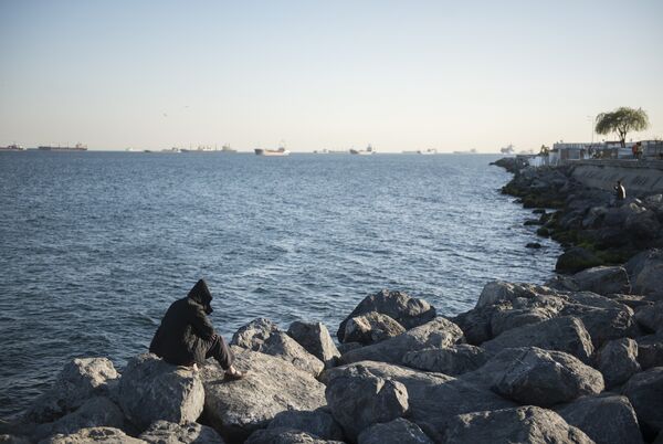 Zeytinburnu sahilinde bir Afgan sığınmacı - Sputnik Türkiye