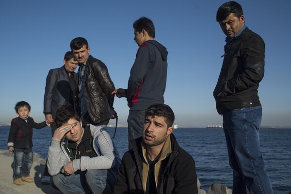 Afgan sığınmacılar Yunanistan polisinin kendilerine kötü muamele ederek  sınırın Türkiye tarafına bıraktığını anlatıyor - Sputnik Türkiye