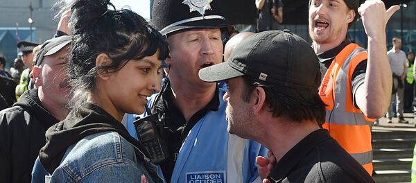 İngiltere'de ırkçı gruba bakışlarıyla meydan okuyan genç kadın - Sputnik Türkiye