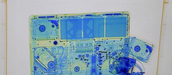 Havalimanındaki x-ray cihazında görüntülenen bir laptop - Sputnik Türkiye