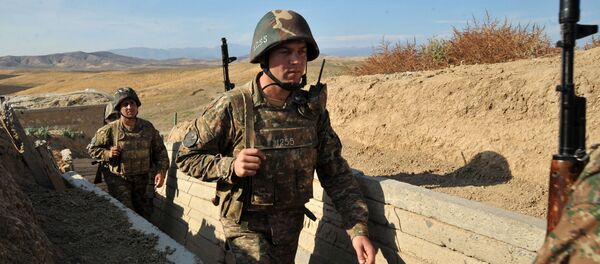Dağlık Karabağ'da bir Ermeni asker - Sputnik Türkiye