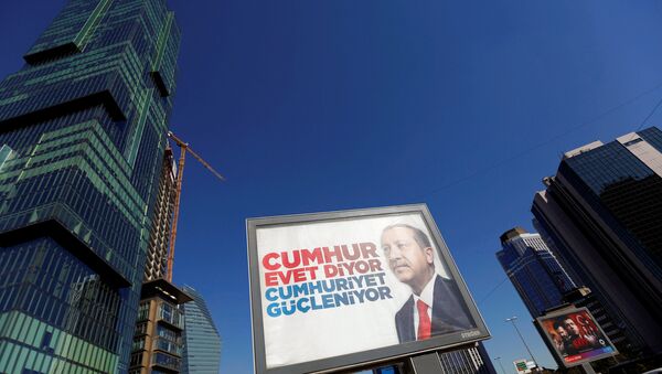 Cumhurbaşkanı Recep Tayyip Erdoğan, İstanbul'da referandum bilboardunda - Sputnik Türkiye