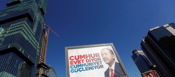 Cumhurbaşkanı Recep Tayyip Erdoğan, İstanbul'da referandum bilboardunda - Sputnik Türkiye