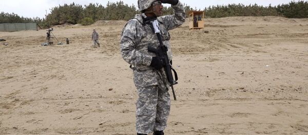 Güney Kore'deki askeri tatbikatı izleyen bir ABD askeri - Sputnik Türkiye
