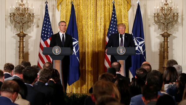 ABD Başkanı Donald Trump ile NATO Genel Sekreteri Jens Stoltenberg - Sputnik Türkiye