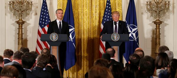 ABD Başkanı Donald Trump ile NATO Genel Sekreteri Jens Stoltenberg - Sputnik Türkiye