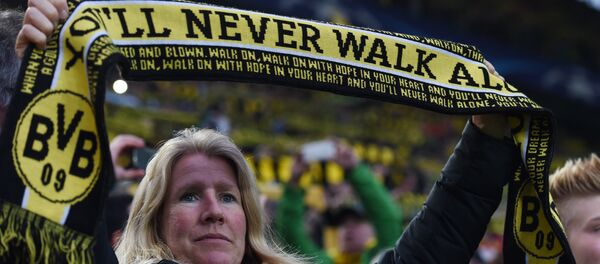 Saldırı sonrası takımına destek olan bir Borussia Dortmund taraftarı - Sputnik Türkiye