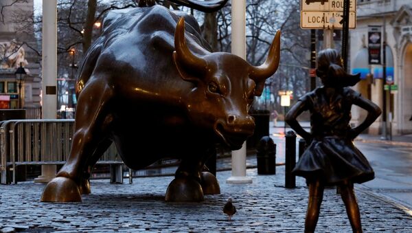 Wall Street'teki Boğa heykeli ile karşısındaki Korkusuz Kız heykeli - Sputnik Türkiye
