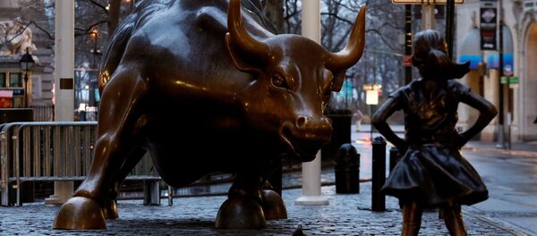 Wall Street'teki Boğa heykeli ile karşısındaki Korkusuz Kız heykeli - Sputnik Türkiye