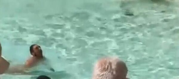 Aşk Çeşmesi’nde çıplak yüzen adam - Sputnik Türkiye